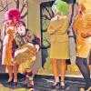 Mozarts Zauberflöte für Kinder: Papageno (Timo Bereiter, Zweiter von links) in Ringelsocken mit drei Damen (von links: Evelyn Reimann, Hiltrud Rau und Kathrin Filip).