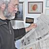 Blättern in Verstorbenenanzeigen beim Frühstück. Siggi Seuß hat sich intensiv mit der Ordnung der letzten Dinge beschäftigt.