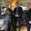 OCHSENFURT (heli)   Einen neuen Opel Corsa im Wert von 17 000 Euro hat der Ochsenfurter Florian Pflüger gewonnen. Er war einer von 10 000 Testfahrern, die bei Opel-Händlern in ganz Deutschland die Gelegenheit wahr genommen hatten, ihre Sprit sparende Fahrweise zu beweisen. Dazu fuhr Pflüger beim Autohaus Sessner eine 20 Kilometer lange Strecke mit einem Opel Corsa 1.3 CDTI. Hochgerechnet betrug sein Spritverbrauch 3.1 Liter auf 100 Kilometer. Unter den sparsamsten und umweltfreundlichsten Fahrern wurden nun 50 Neuwagen verlost, wovon einer nach Ochsenfurt ging. Die Übergabe des Neuwagens an den Gewinner übernahm Thomas Rützel, der gerade sein zehnjähriges Jubiläum als Autoverkäufer im Autohaus feierte. Im Bild (von links): Thomas Rützel, Florian Pflüger und Opel-Marketing-Projektleiter Carsten Jeschke.