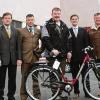 Immer mehr Beschäftigte fahren mit dem Rad zu Arbeit, was auch der gleichnamigen Aktion zu verdanken ist. Im GKS wurde der Hauptpreis, ein SRAM-Fahrrad übergeben. Mit dabei waren (von links): SRAM-Betriebsratschef Heinz Amling, SRAM-Geschäftsführer Werner Pickel, Edgar Wenzel (AOK), Rad-Gewinner Roland Fischer, sein Chef GKS-Geschäftsführer Dr. Ragnar Wernecke, GKS-Rad-Koordinator Wolfgang Neidig und AOK-Direktor Wilfried Dusel.
