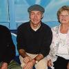 München/Heidenfeld (sef)  „Wir hören jetzt ganz anders Radio“, erzählen die Ehepaare Gerlinde und Edgar Heß aus Heidenfeld (im Bild) sowie Monika und Helmuth Schöneich aus Alitzheim. Einen Tag lang durften sie zuschauen, wie Radio beim Bayerischen Rundfunk in München gemacht wird. Wie kommt der Wetterbericht, wie die Musik ins Radio, wie ist alles organisiert? Eine wichtige Frage konnten die Besucher aus Unterfranken auch klären. Wie schauen denn die Stimmen vom Radio aus, die Bayern 1-Moderatoren Petra Mentner oder Thomas Giebelhausen (Mitte)? „Vor allem sind sie sehr nett,“ war die übereinstimmende Meinung nach dem Foto auf der „Blauen Couch“. Die Ehepaare hatten die VIP-Reise ins Münchner Funkhaus bei der Verlosung dieser Zeitung im Zusammenhang mit der Bayern 1-Sommerreise in Eltmann und Bad Bocklet gewonnen.