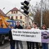 Die Bürgerinitiative „pro Volkacher Umgehung“ wurde aktiv: Das erste Plakat gegen den Verkehrslärm wurde von Mitgliedern der Initiative an der Kreuzung Gaibacher Straße – Fahrer Straßeaufgehängt. Sprecher der BI ist Peter Waldhäuser (zweiter von rechts).