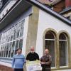 Einen symbolischen „Baustein“ übergaben Schatzmeister Bernhard Ziegler (links) und Vorsitzender Armin Härtig an Prior Pater Christoph.