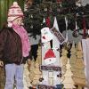 Hohenroth (che)   Groß war der Andrang beim Weihnachtsmarkt in der Werkstätte für Behinderte in Hohenroth. Und das war ob dem Angebot auch überaus verständlich. Konnten die Besucher doch in diesem Jahr wieder interessante adventliche und weihnachtliche Dekorationen erstehen. Extra aus Würzburg war die vierjährige Emilia mit ihren Eltern – ihr Vater stammt aus Hohenroth – angereist, um die vielen Engelchen, Nikoläuse, Tannenbäume und Adventskränze zu bestaunen. Ganz besonders gefiel der Vierjährigen der Schnee-o-meter, der hoffentlich bald wieder zum Einsatz kommen kann. Aber auch die Rauschgold-Engelchen, die Schneemänner und die vielen Schleifen und Kränze hatten es ihr angetan. Eine Neuigkeit in diesem Jahr waren nette gefilzte Äpfelchen. Um diese Arbeit zu erlernen, besuchten die Behinderten mit ihrer Gruppenleiterin sogar einen Filzkurs. Und das Ergebnis konnte sich wirklich sehen lassen. Die kleinen Äpfelchen sahen in ihren verschiedenen Rottönen an dem Tannenbaum ganz besonders hübsch aus.