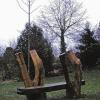 Marktheidenfeld (nn)   Eine Lücke hat der vor einem Jahr plötzlich verstorbene Stadtrat Horst Martin auch in den Reihen der Freien Wähler hinterlassen. Eines seiner Anliegen war die Planung des künftigen Südparks am Main. Die Umsetzung der fertig gestellten Pläne soll schrittweise geschehen. Horst Martins Wunsch war es, dass sich daran viele Marktheidenfelder Bürger durch das Stiften von Bäumen zu besonderen Ereignissen wie Hochzeit, Geburt, runden Geburtstagen, Jubiläen usw. beteiligen. Zum ersten Todestag von Horst Martin am 13. November pflanzten die Mitglieder von Vorstand und Fraktion der Freien Wähler  einen Blauglockenbaum zum Gedenken an ihren Freund und Kollegen. Die darunter aufgestellte Bank ist „Gebrauchskunst“ aus der Hand von Fritz Goldstein. Sie lädt zum Ausruhen, zum Kennenlernen und zum Gespräch ein.