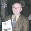 Altbürgermeister Heinrich Grieb mit seinem Buch über die Bildstöcke in Frickenhausen.