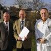 Meist sieht man ihn nur im weißen Kittel: Chirurgie-Oberarzt      Alexander Donath (Mitte), hier mit seinem Oberarztkollegen aus der Inneren Medizin, Rainer Herold (rechts) und dem  Verwaltungsdirektor des Kreiskrankenhauses Tauberbischofsheim,  Bernhard Moll.