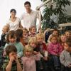 EUERFELD (tr)   „Weil der Karies und der Baktus sonst unsere Zähne angreifen“: Bei ihrem Projekt „Gesunde Ernährung“ besuchten 18 Kinder aus dem Kindergarten Wichtelland in Euerfeld den Zahnarzt Dr. Kai Krombholz in Dettelbach. Die Kinder hatten zuvor den Themenblock „Süße Sachen zum Vernaschen“ bearbeitet und sind dadurch auf das Thema Zähne gekommen, teilt der Kindergarten mit. Beim Zahnarzt wurde den Kindern vieles über die Zähne erklärt, beispielsweise auch, wie man sie richtig putzt. Freude machte den Kindern das Sitzen auf dem Zahnarztstuhl: Gegenseitig durften sie sich hoch- und runterfahren. Schließlich bekamen die Kinder Zahnbürsten, Becher und Zahnpasta – und bedankten sich mit gemalten Zahn-Bildern.