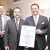 150 Jahre HypoVereinsbank in Schweinfurt. Die Anerkennungsurkunde der IHK überreichte beim Festakt deren Vizepräsident Dieter Pfister. Von links: OB Gudrun Grieser, Pfister, Niederlassungsleiter Dieter Seidl, Filialenleiter Stefan Mack und Festredner Ulrich Mönius.