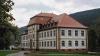 Nicht wiederzuerkennen: das Schloss Fechenbach ist zu einem echten Schmuckstück mainfränkischer Baukunst geworden. Die Buntsandsteinfassade wich einem hellen, barocken Farbanstrich.