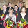 Uffenheim (eb)   Gefeiert hat die VR Bank Uffenheim-Neustadt eG sechs Mitarbeiterinnen und Mitarbeiter, die seit 25 bzw. 40 Jahren bei der VR-Bank arbeiten. Seit 40 Jahren sind Elfriede Eisenbeiß am Service in Neustadt und Friedrich Göß in der Geschäftsstelle Emskirchen Ansprechpartner für die Kunden. Vorstandsvorsitzender Franz Inkmann bedankte sich für deren Engagement. Der Vorsitzende des Betriebsrates Walter-Rudi Hartner überbrachte Glückwünsche. Als Zeichen der Anerkennung erhielten (v.li.) Lydia Lechner, Friedrich Göß, Elfriede Eisenbeiß, Helmut Geuder, Sabine Meyer und Gerhard Billenstein aus den Händen von Direktor Franz Inkmann (2.v.li.), Direktor Walter Zeleny (3.v.re.) und Vorstandsmitglied Karl-Heinz Endlein (4.v.li) Urkunden und Medaillen der VR-Bank und der Industrie- und Handelskammer Nürnberg.