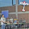 Beim Indoor-Modellflugtag des TSV Wiesenfeld in der Waldsassenhalle führte Mirko-Norwin Lieske vom MSC Condor Waldzell höchst konzentriert und äußerst souverän 3-D-Kunstflugfiguren mit seinen Schockflyern vor.