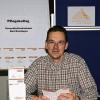 Markus Staubach Fachbereichsleiter für den Bereich Pflege an der Gesundheitsakademie Bad Kissingen präsentierte die druckfrischen Fortbildungsprogramme der neuen Veranstaltungsreihe „Pflegekolleg“ für den Gesundheitsstandort Bad Kissingen.