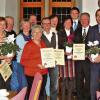 Einen Empfang mit Bewirtung im Rathaus gab es für alle Teilnehmer am diesjährigen Blumenschmuckwettbewerb, die viele Punkte sammeln konnten. Für alle, die zum ersten Mal dabei waren, gab es Urkunden, die Stadträtin Inge Keßler (rechts) und Bürgermeister Clemens Behr (links) an die erfolgreichen Blumenfreunde überreichten.
