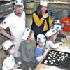 Die Vorschulkinder des Langenprozeltener Kindergartens legten bei einem Besuch in der ortsansässigen Bäckerei Rüb selbst Hand an und backten Plätzchen. Das Bild zeigt sie mit Bäckermeister Berthold Rüb und den Erzieherinnen Birgit Vogt und Andrea Pabst.
