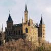 Ansicht der Burg Hohenzollern bei Hechingen (Zollernalbkreis), Stammburg des Hauses Hohenzollern. Die vermutlich schon im 11. Jahrhundert errichtete ursprüngliche Burg wurde im 13. Jahrhundert zum ersten Mal erwähnt. Tausende Touristen aus der ganzen Welt besuchen sie, unter anderem um die Königskrone zu sehen.