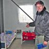 Günther Marx, Inhaber der Firma Greentrend in Rieneck, zeigt die Mannschaftsunterkünfte seiner Saisonarbeiter. In seiner neu gebauten Betriebshalle hat er sieben solcher Zimmer für je zwei Personen eingerichtet. Den Arbeitern stehen sanitäre Anlagen in Duschcontainern und auch eine Küche zur Verfügung.