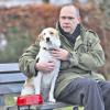 Harald Scheiderer, der in München mit weiteren Tierfreunden eine Tiertafel gründen will, sitzt neben seiner Hündin Gipsy auf einer Bank.