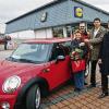 Rimpar (gz)   Lidl und Mon Chéri feiern derzeit den 50. Geburtstag der Kirschpraline mit einem deutschlandweiten Gewinnspiel. Losglück hatte Sabine Schmalz aus Rimpar. Sie konnte in Veitshöchheim zusammen mit ihrem Mann Jürgen (Zweiter von links) einen kirschroten Mini in Empfang nehmen. „Ich habe noch nie was gewonnen“ sagte sie freudestrahlend und noch etwas ungläubig zu Lidl-Franken-Vertriebsleiter Christian Koch (Zweiter von rechts) und Ferrero-Marketingmanager Christian Kleissner (rechts). Als Koch die Gewinnerin telefonisch über ihr Glück verständigen wollte, hatte sie zunächst einen Scherz vermutet und aufgelegt.