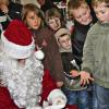 Aubstadt (max)   Ungeduldig und mit Spannung warteten Dutzende von Kindern am Sonntag anlässlich des ersten Weihnachtsmarktes im Hof des Gasthauses „Fränkischer Hof“ auf den Nikolaus. Pünktlich um 15 Uhr läutete der Aubstädter Nikolaus Thomas Dieterich die Glocke und wurde von den Kindern, für die er natürlich alle etwas mitgebracht hatte, freudig empfangen.