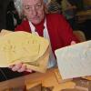 Doris Frei zeigt im Museum für Brotkultur in Ulm Springerle. Die Springerle sind eine Weihnachtsspezialität, die mit Holzmodeln aus Teig ausgestochen werden. Sie sind entweder eine süße Leckerei oder werden bemalt und zur Dekoration aufgehängt.