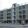 altstadt (ella)   Auf dem Gelände der Stiftung Juliusspital entsteht zur Zeit in zentraler Innenstadtlage ein neues Parkhaus. Das Gebäude wird neben dem Parkhaus auch die gesamte Logistik für das Juliusspital Weingut beinhalten. Die im Mai 2007 begonnenen Bauarbeiten liegen voll im Zeitplan und sollen Anfang 2008 abgeschlossen sein, heißt es in einer Pressemitteilung der Stiftung Juliusspital. Dann stehen in dem Parkhaus und auf dem Freigelände insgesamt 450 Stellplätze für die Öffentlichkeit zur Verfügung. Von dieser fast Verdoppelung des Stellplatzangebotes im Juliusspital profitieren nicht nur Patienten, Beschäftigte und Besucher der Einrichtungen der Stiftung. Das Parkhaus steht auch allen übrigen Autofahrern zur Verfügung. Für den Betrieb des Parkhauses hat die Stiftung Juliusspital jetzt mit der SVG einen Servicevertrag abgeschlossen. Danach übernimmt die SVG alle Dienstleistungen, die mit dem Parkhaus direkt verbunden sind. Der entsprechende Vertrag wurde von WVV-Geschäftsführer Thomas Schäfer, SVG-Geschäftsführer Walter Beck und Oberpflegamtsdirektor Rainer Freiherr von Andrian-Werburg im Juliusspital unterzeichnet.
