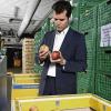 Ob Äpfel, Erdbeeren, Radieschen oder Spargel: Für die geprüfte Qualität der Lebensmittel sorgt in den Lagern von Edeka in Rottendorf Jochen Schmieg, Leiter des Zentralen Qualitätsmanagements. Für seinen beruflichen Ehrgeiz erhielt er einen der zehn begehrten Förderpreise des „Goldenen Zuckerhuts“.