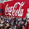 Menschenmengen füllten den Marktplatz, als der Coca-Cola-Truck 2004 nach Bad Neustadt kam.