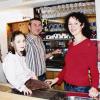 Eine Ergänzung des gastronomischen Angebots in Handthal ist das Cafe Lust. Betrieben wird es von Bernd Lust. Mit im Bild Tochter Maike und Frau Cornelia, die ihm, wenn es nötig ist, auch schon Mal zur Hand gehen und mithelfen.