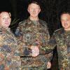 Oberst Alfred Jeurink (Mitte) wünscht dem neuen Kommandeur, Oberstleutnant Stephan Kirchhoff (links), und dem scheidenden Oberstleutnant Reinhold Stahl alles Gute.