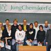 Würzburg (br)   Die erste „Chem-SyStM“ (Chemie-Symposium der Studierenden Mainfrankens) war in den Augen der Veranstalter ein Erfolg. Nach nur drei Monaten Vorbereitungszeit haben die Mitglieder des JungChemikerForums (JCF) ein interdisziplinäres Symposium von Chemikern, Pharmazeuten, Biochemikern und Materialwissenschaftlern organisiert, das für einen fachlichen Austauschen zwischen allen Bereichen sorgte. 94 Doktoranden, Diplomanden und Studierende stellten in Vorträgen ihre Arbeitsgebiete und Forschungsergebnisse vor. Das Bild zeigt die Preisträger, die für die besten Beiträge prämiert wurden, und die Juroren (von links): Prof. Dr. Helmut Ringsdorf, Manuel Renz, Dr. David Scheschkewitz, Jennifer Nätscher, Andreas Öchsner, Kathrin Götz, Peter Wich, Miriam Gnadt, Prof. Dr. Ingo Fischer, Marina Safont, Benjamin Waibel, Barbara Geibel, Andreas Irmer, Prof. Dr. Siegfried Neumann, Prof. Dr. Carsten Schmuck, Sebastian Schlund, Prof. Dr. Gerd Müller. Vertreter der Chemieunternehmen Merck, BASF, Wacker Chemie und Chemetall informierten über ihre eigene Forschung und standen dem Nachwuchs für Fragen zum beruflichen Einstieg und Anforderungen zur Verfügung. Eine Fortsetzung des Chem-SyStM hängt vor allem vom Engagement Freiwilliger ab, so die Organisatoren.