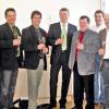 Anstoßen auf das „vorgezogene Weihnachtsgeschenk“, die Eröffnung des Service-Stützpunktes Süd der Firma MT-Energie in Großbardorf: (von links) Landrat Thomas Habermann, Stützpunktleiter Steffen Ott, Geschäftsführer der Firma IFSYS Adalbert Demar, Vorsitzender der „Agrokraft“ Mathias Klöffel, Mitglied der Geschäftsführung „MT Energie“ Bodo Drescher, Bürgermeister Josef Demar, Geschäftsführer der Firma IFSYS Rigobert Zehner, Vorsitzender des Maschinenrings Karl Elzenbeck und Kreisgeschäftsführer des BBV Michael Diestel freuen sich über die neuen Perspektiven, die sich dadurch eröffnen.