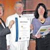 Verwaltungsleiterin Stephanie Leitsch (v. li.) und Chefarzt Professor Dr. Emanuel Fritschka präsentieren mit der Qualitätsbeauftragten der Sinntalklinik, Christine Köhler-Theißen, das Zertifikat nach DIN-ISO 9001.