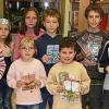Lengfurt (ay)   Am kleinen Bibliotheks-(Quiz)-spiel anlässlich des „Tages der offenen Tür“ der Bücherei Lengfurt  im Oktober hatten sich viele Kinder beteiligt. Es galt Fragen zu den Büchern, der Gestaltung der Regale, zu den Öffnungszeiten und zu den geschätzten Zahlen der Bücher zu beantworten. Punktgleich gewannen Lucia Schwind und Lea Müller einen Punkt vor den ebenfalls punktgleichen Kevin und Christoph Müller, Tom Schilinski, Katrin Matreux, Simone und Carolin Wiegand und Julian Hoh. Alle Gewinner erhielten einen Buchpreis aus den Händen von Bibliotheksleiterin Inge Scheller. Unser Bild zeigt die glücklichen Gewinner.