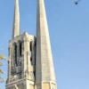 St. Johannis heute mit den markanten Spitztürmen auf beiden Seiten der Turm-Ruine. Mit ihrem eigenwilligen Aussehen ist der Kirche weiter ein bedeutender Platz unter den Stadtansichten sicher. Sie ist ein Mittelpunkt der evangelischen Christen.