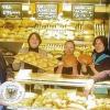 sennfeld (ng)   Die Spezialitätenbäckerei Schmitt aus Bad Kissingen eröffnete jetzt in Sennfeld in der Handwerkerstraße in den Räumen der ehemaligen Bäckerei Hahn eine Filiale. Die Bäckerei mit angeschlossenem Café bietet Frühstücksangebote und Snacks an. Geöffnet ist werktags von 5 bis 18 Uhr (samstags bis 13 Uhr).  „Wir backen unser Brot nur mit hauseigenem Sauerteig ohne chemische Zusätze", erläutert Firmenchef Peter Schmitt. Schmitt will auch mit seiner südlichsten Filiale, der zweiten im Landkreis nach Werneck, durch hohe Qualität zu einem vernünftigen Preis mit guten Service bestehen.  Im Bild (von rechts) Bäckermeister Peter Schmitt, die Verkäuferinnen Angelika Kümpel und Andrea Reichert sowie Verkaufsleiterin Mechthild Meise zusammen mit Bürgermeister Emil Heinemann, der den Wappenteller der Gemeinde überreichte.