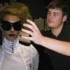 GERBRUNN (däsi)   Hand anlegen an Haupt und Haar darf bei Profimodellen nicht jeder. Paul Schäpel, Friseur im Gerbrunner Salon Steeg und erst kürzlich beim „German Hairdressing Award“ in Berlin mit dem „Newcomer“-Preis ausgezeichnet, durfte und sollte: Bei den Hamburger Designtagen sorgte der 21-Jährige bei 15 Models – hier im Bild mit Mandy Graff aus Luxemburg, bekannt als Finalistin der Sendung „Germany's next Topmodel“ – für extravagante Frisuren. „Perfekt musste es sein, denn die Models sollten auf dem langen Catwalk in den ausverkauften Deichtorhallen in Hamburg Mode von drei namhaften Designern präsentieren“, erzählt Paul Schäpel.
