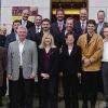 Schweinfurt/Sommerach (sdi) Etliche Mitarbeiter der Mercedes-Benz-Niederlassung Mainfranken haben in Sommerach Betriebsjubiläum gefeiert. Darunter waren mit Heinz Schmitt, Magdalena Neun, Roland Mantel und Norbert Glaser auch einige Schweinfurter. Im Bild die Jubilare zusammen mit der Geschäftsleitung. Vorne von links: Heinz Schmitt (25 Jahre), Jürgen Pickel (25 Jahre), Heidemarie Schäfer (25 Jahre), Magdalena Neun (40 Jahre). Mitte von links: Hans-Joachim Bahr (40 Jahre), Horst Lurz (40 Jahre), Mathias Herrmann (25 Jahre), Roland Mantel (25 Jahre), Norbert Glaser (25 Jahre), Stefan Remling (25 Jahre), Martin Holzer (25 Jahre), Jan Suchanek (BRV Schweinfurt). Hinten von links: Thomas Kempf (BR Würzburg), Friedrich Ziska (Centerleiter Nutzfahrzeuge), Klaus Klüpfel (25 Jahre), Bernd Zierold (Direktor der Niederlassung Mainfranken), Klaus Langner (Centerleiter Schweinfurt), Lars Hansen (Kaufmännischer Leiter), Oliver Dörflinger (Centerleiter Pkw).