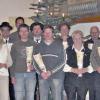 Hesselbach (sr)   Fulminant läutete die Nachwuchskapelle des Musikvereins Hesselbach mit einem Schlagzeugsolo die Adventsfeier ein. Alle Hände voll zu tun hatten Vorsitzender Steffen Sperber und sein Stellvertreter Frank Menninger, die zahlreiche treue Mitglieder mit Urkunden und Tonkrügen auszeichneten. Besondere Würdigung erhielten Roland Bötsch, Alexander Schmitt und Thomas Kraus, die Peter Geb, Kreisvorsitzender des Nordbayerischen Musikbundes für jahrzehntelanges aktives Musizieren ehrte. Im Bild (von links): Thomas Kraus (30 Jahre/aktiv), Vorsitzender Steffen Sperber, Beate Karrlein (25 Jahre), Roland Bötsch (20 Jahre/aktiv), Musikbund-Vorsitzender Peter Geb, Matthias Kraus (25 Jahre), Alexander Schmitt (30 Jahre/aktiv), Thomas Straub (25 Jahre), Elke Häusinger (25 Jahre), Rita Müller (40 Jahre), Winfried Schleyer (25 Jahre), Gerold Günther (40 Jahre), stellvertretender Vorsitzender Frank Menninger und Armin Schuler (40 Jahre). Auf dem Bild fehlen Rüdiger Engelbrecht (25 Jahre), Guido Schleyer (25 Jahre), Klemens Schneider (25 Jahre) und Elmar Weimann (40 Jahre). Die Musikjugend lädt ein zu den Faschingssitzungen unter dem Motto „Hollywood in Hesselbach“ am 18. und 19. Januar jeweils um 19.05 Uhr. Kartenvorverkauf:  (0 97 20)10 29.