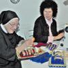 Schwester Inviolata und Hermine Köhler legen letzte Hand an die Fatschenkinder an.