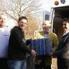 Schweinfurt (ann)   Über 38 Trucks sind mit den Paketen der Weihnachtstrucker-Aktion von Antenne Bayern und Johannitern von Regensburg aus am zweiten Weihnachtsfeiertag gestartet, jeder mit zwanzig Tonnen Geschenken an Bord. Im Konvoi fahren sie nach Montenegro, in den Kosovo, nach Serbien und nach Moldawien, um Waisenkindern und bedürftigen Familien eine kleine Weihnachtsfreude zu bereiten. Unter der Federführung von Schülersprecher Sebastian Jakob hatten sich auch die Schüler des Alexander-von-Humboldt-Gymnasiums für die Aktion wieder ins Zeug gelegt und fleißig Kartons gepackt. Zusammen mit Schulleiterin Monika Zeyer-Müller und stellvertretendem Schulleiter Harald Hirsch konnten sie schließlich über 204 Hilfspakete an die Schweinfurter Johanniter übergeben. Mit zwei Transportern mussten sie anrücken, um die vielen Kartons zu holen. „In diesem Jahr konnten wir 537 Hilfspakete in der Region sammeln“, so Dienststellenleiter Olaf Mauer stolz. Im Bild von links: Olaf Mauer, Sebastian Jakob, Harald Hirsch und Monika Zeyer-Müller beim Verladen der 204 Hilfspakete des AvH.