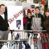 Schweinfurt (bd)   Der Brauch ist schon etwa 15 Jahre alt: die „Original Schweinfurter Skibörse und Discount“ in die Rudolf-Diesel-Straße 2 beschert die „Jugend- und Behindertenhilfe Oberlauringen“. Acht Jugendliche mit dem Gesamtleiter ihrer Einrichtung, Gerhard Zimmermann, holten etwa 60 Teile nagelneuer Winterkleidung ab, auch für ihre 50 in Oberlauringen gebliebenen Freunde und Freundinnen. Freizeitaktivitäten, wie der Wintersport, wären für die Oberlauringer ohne die Hilfe der Skibörse nicht zu stemmen. Mit Kevin und Maximilian freuen sich im Bild Gerhard Zimmermann (links) und die Inhaberin der Skibörse, Inge Düring (rechts).