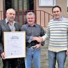 Retzbach (hr)  Juniorchef Dominik Konrad und Senior Alexander Konrad bedankten sich bei Peter Keller aus Wiesenfeld für 25 Jahre Zusammenarbeit als Maurer im Betrieb der Firma Alexander Konrad Bauunternehmen GmbH aus Retzbach. Gleichzeitig überreichten Sie dem Jubilar die Ehrenurkunde und Glückwünsche der Handwerkskammer für 25 Jahre Betriebstreue. „Wir sind stolz, über Mitarbeiter zu verfügen, die ihre Arbeitskraft über so lange Zeit in den Dienst unseres Betriebes gestellt haben“, heißt es in einer Pressemitteilung des Unternehmens weiter. Im Bild von links: Alexander Konrad, Peter Keller und Dominik Konrad.