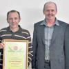 Vorsitzender Peter Koch (rechts) gratulierte Norbert Koberstein zur Ernennung zum Ehrenvorsitzenden.