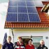Zur 220. Solaranlage in Rimpar gratulierten Willy Pototzky, zweiter Vorsitzender der IGU (links), und IGU-Gemeinderat und Schatzmeister Herbert Müller (rechts) der stolzen Besitzerin Elke Weippert und Sohn Michael.