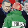 Ein Polizist begrüßte am Donnerstag den türkischen Ministerpräsidenten Tayyip Erdogan, als dieser den Unglücksort in Ludwigshafen besucht. Mit dabei: der rheinland-pfälzische Ministerpräsident Kurt Beck.