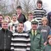 23 neue Bus- und Schülerlotsen aus den siebten und achten Klassen wurden jetzt schon für das kommende Schuljahr an der Volksschule Bad Königshofen ausgebildet. Im Bild die Jugendlichen zusammen mit den beiden Ausbildern von der Polizeidienststelle Bad Neustadt Robert Schubert und Berthold Krammer sowie Konrektor Hubertus Schneider und Bürgermeister Clemens Behr.