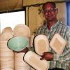 Wolfgang Birnbaum leitet in vierter Generation die Brotformenfabrik und Bäckereitechnik Herbert Birnbaum in Thüngen. In der linken Hand hält er drei Rattanformen, zwei mit von Kunden gewünschten Gravuren, und in der rechten Hand die von ihm entwickelte Kunststoff-Brotform (im Hintergrund der Stapel Rundform in Rattan-Ausführung). Die Stückzahl für eine Kunststoffform liegt bei sechs bis acht Euro. Doch die Absatzmenge macht's, und die kann zwischen 20- und 40 000 Stück liegen.