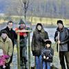 Ein großer Tag für eine Kürnacher Familie: Der 60. Baum wurde am Ende der Jubläumsallee gepflanzt. Hinten von links Bürgermeister Manfred Ländner, Forstwirt Reinhard Heinrich, Nadine und Hubert Heinrich. Vorne von links Hedwig Heinrich mit Enkeltochter Lena Heinrich und Enkelsohn Felix.