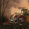 Hesslar (th) Am Mittwoch um 18.30 Uhr brach in dem Holzanbau an einer landwirtschaftlich genutzten Halle in der Grabenstraße in Heßlar ein Feuer aus. In der Halle, in der neben einem Kreiselmähwerk Stroh gelagert war, geriet das Stroh aus unbekannter Ursache in Brand. Das Feuer griff schnell auf den aus Holz errichteten Anbau über. Zur Brandbekämpfung waren die Feuerwehren aus Karlstadt, Heßlar, Stetten und Müdesheim mit 80 Einsatzkräften vor Ort. Das Feuer war zwar rasch unter Kontrolle, zur Löschung musste der Anbau aber komplett ausgeräumt werden, um einzelne Glutnester im Stroh löschen zu können. Der Schaden liegt bei mindestens 5000 Euro. Nach bisherigen Ermittlungen können ein elektrischer Kurzschluss sowie eine Selbstentzündung ausgeschlossen werden. Die Polizei bittet um Mithilfe. Wer hat vor Brandausbruch an der Halle Beobachtungen gemacht? Hinweise gehen unter  (0 93 53) 97 41-0 an die Polizei Karlstadt.